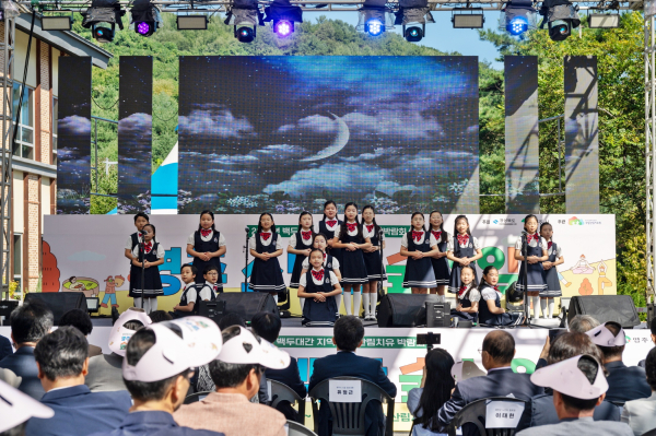 지난 ‘2025 백두대간 지역상생 산림치유박람회’에서 ‘영주어린이합창단’이 공연을 하고 있는 모습.