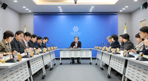 정용래 유성구청장이 26일 열린 간부회의를 주재하고 있다