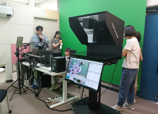 K-도서관에서 미디어 창작 활동을 체험하고 있다.