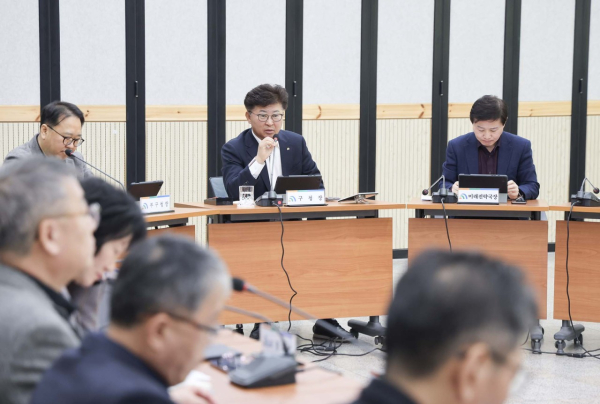 최충규 대덕구청장과 간부공무원들이 26일 공약사업 추진 상황을 점검하고 있다.