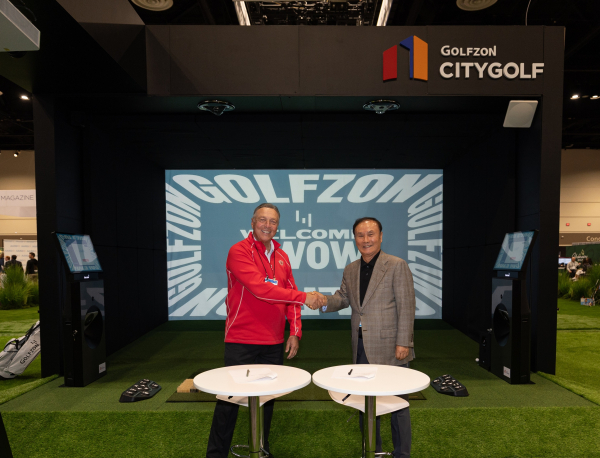 지난 1월 21~23일 미국 올랜도에서 열린 ‘2026 PGA 머천다이즈 쇼’에서 (오른쪽)골프존그룹 김영찬 회장이 앤서니 그라피아 미국 하트퍼드테크놀로지렌탈 대표와 시티골프의 미주지역 진출을 위한 파트너십 체결 계약 모습