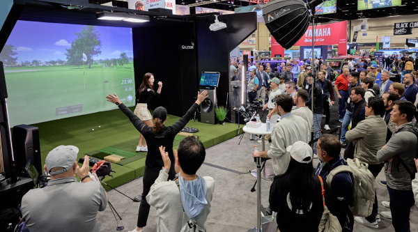 2026 PGA쇼에서 GTOUR에서 활약 중인 한국의 안예인 프로가 골프존 부스에 모인 많은 외국인 관람객들 앞에서 버디를 성공시키고 환호하고 있다