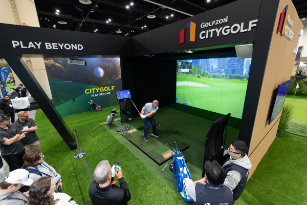 2026 PGA쇼에서 관람객이 시티골프를 체험하고 있다