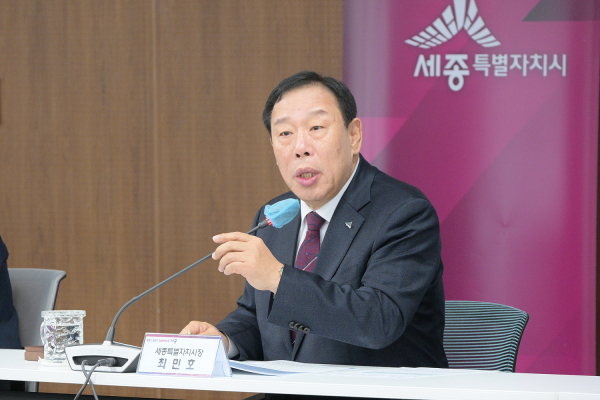 27일, 시청 집현실에서 열린 간부회의 진행 모습