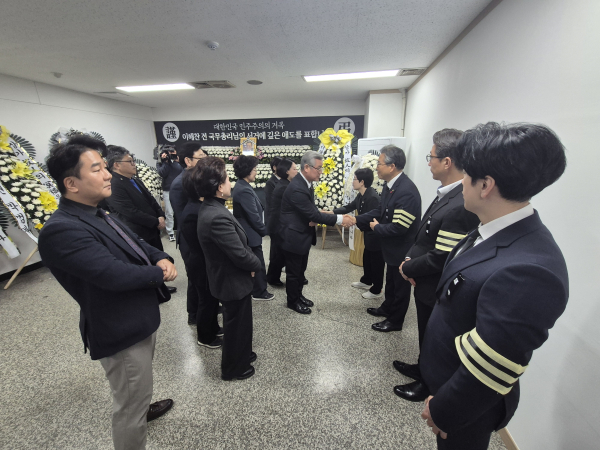 故 이해찬 전 국무총리 시민분향소를 찾은 민주당 소속 대전 서구의원들