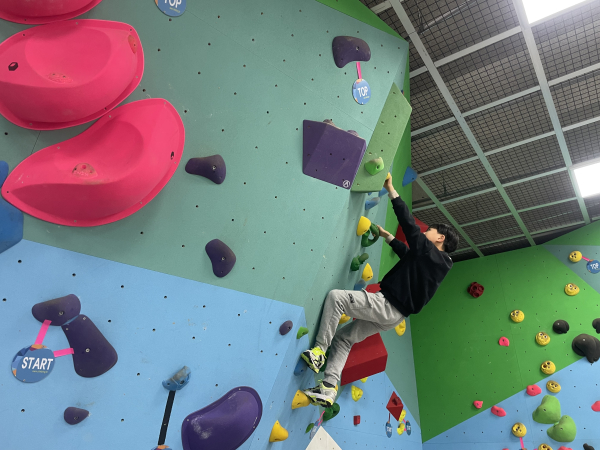 지난 27일, 국립춘천숲체원 실내 암벽장에서 지역아동센터 참가 청소년이 실내암벽 프로그램을 체험하고 있다.