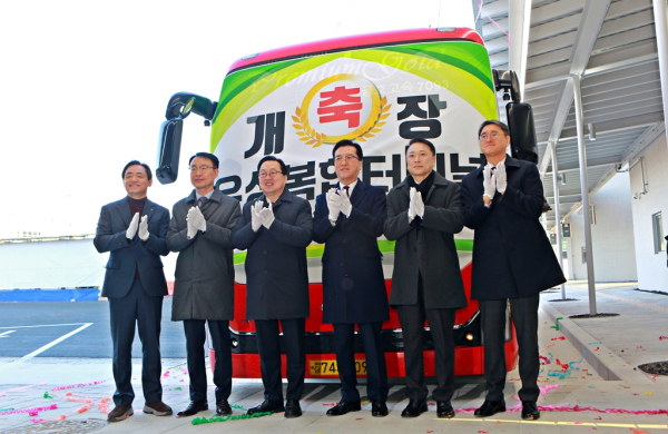 28일, 유성복합터미널 개장식을 개최하였다. 사진은 버스 제막식( 사진의 왼쪽부터 3번째 이장우 시장, 4번째 조원휘 대전시의회 의장, 2번째 이광축 대전교통공사 사장)