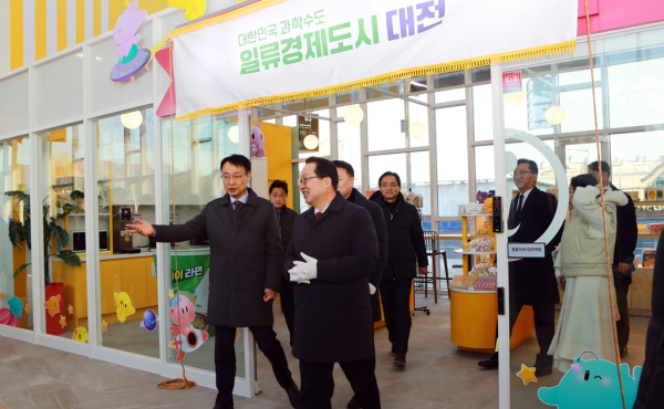 28일, 유성복합터미널 개장식 개최 / 사진은 터미널 내부시설 순회 점검 모습(사진의 왼쪽부터 이광축 대전교통공사 사장, 이장우 대전광역시장)