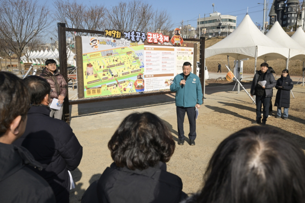 최원철 시장 군밤축제 현장 점검 모습