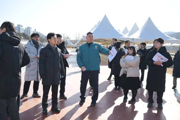 최원철 시장 군밤축제 현장 점검 모습
