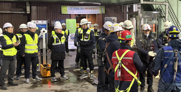 이정복 서부발전 사장(왼쪽 네 번째)이 작업 전 안전 점검 회의(TBM·Tool Box Meeting)에 참여해 근로자들과 위험요인을 확인하고 개선 필요사항 등을 청취하는 모습