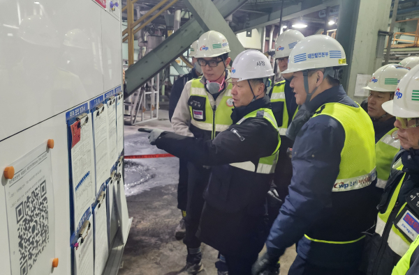 이정복 서부발전 사장(왼쪽 세 번째)이 작업 전 안전 서류를 점검하는 모습