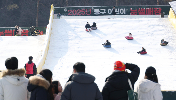 상소문화공원 어린이 눈썰매장 이용 모습