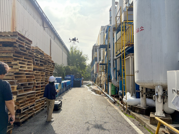 드론을 활용한 실시간 비행 촬영을 통해 육안으로 확인하기 어려운 불법 배출 행위를 점검하고 있다.