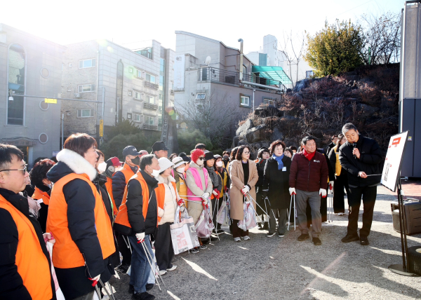 서철모 서구청장이 28일 복수동 환경 정화 활동에 참여하고 있다