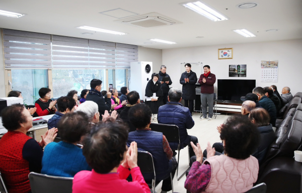 서철모 서구청장이 지난 28일 복수자이아파트경로당을 방문해 인사를 전하고 있다