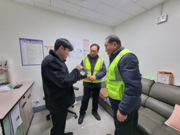 '한랭질환 산업재해예방 물품' 배부 모습