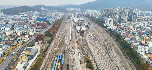 대화동(좌)과 중리동(우) 사이에 낀 대전 조차장<br>