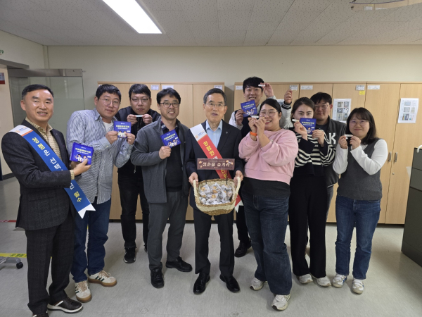 유길상 총장(좌측에서 5번째)과 직원들이 2025년 3월 교내에서 청렴 캠페인‘청춘을 즐겨라’에 참여했다.