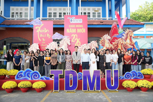 한국언어문학연구소 윤인선 소장과 투저우못대학교 응오 홍 디엠 부총장, 외국어학부 학부장, 한국어학과 전임교수 및 학생들이 기념촬영