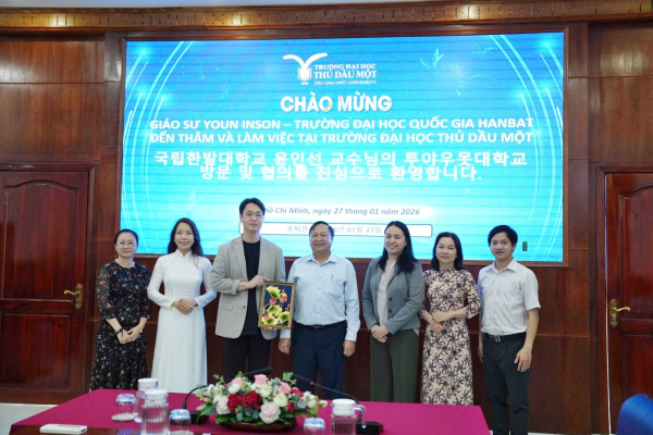 윤인선 소장과 투저우못대학교 응오 홍 디엠 부총장, 외국어학부 학부장 및 한국어학과 전임교수가 간담회 후 기념촬영