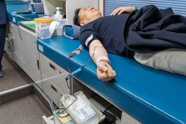 세종시교육청 직원이 헌혈하고 있는 모습