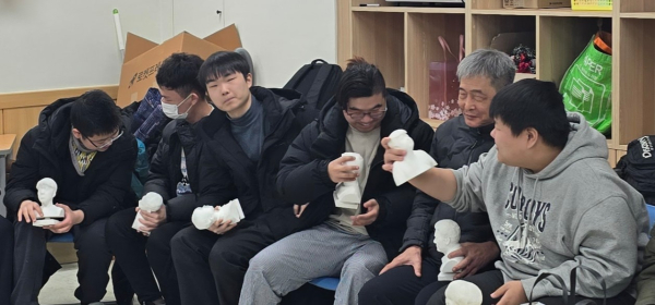 자신의 3D 흉상을 만져보는 졸업생