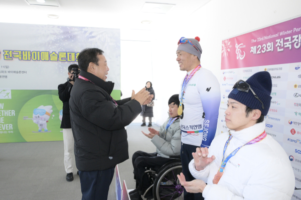 신의현 선수, 전국장애인동계체전 3관왕 달성 수상 모습