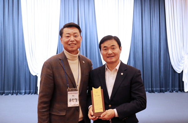 안원기 의원, 서산시체육회 감사패 수상 모습