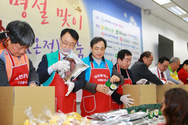 30일, 대전시청에서 ‘설 명절맞이 사랑의 온정 나눔’ 행사에 참여했다.(사진의 두번째 이광축 대전교통공사 사장)