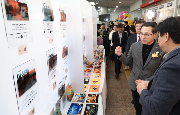 ‘생성형 AI 기반 용운 예술마을 창작소’ 창작물 전시회 및 팝업스토어 행사 모습