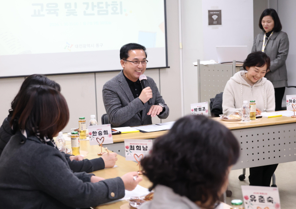 작은도서관 파견 근로자·운영자 교육 및 간담회 진행 모습