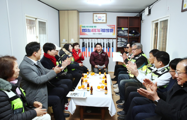 서철모 청장이 탄방동 자율방범대 초소를 방문해 이야기를 나누고 있다