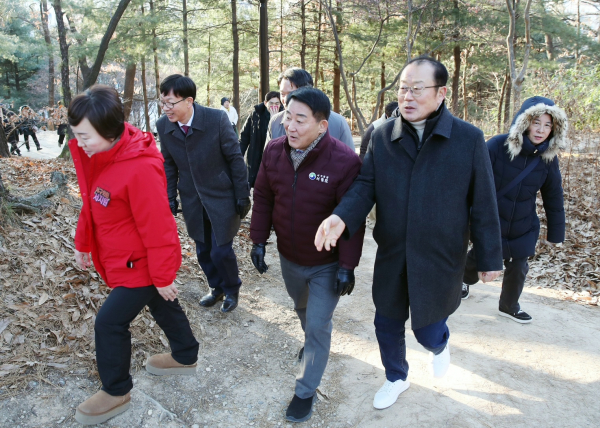 서철모 서구청장이 탄방동 일대를 걷고 있다