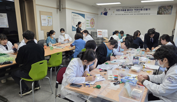 의료기관 종사자를 위한 감정회복 프로그램 운영 모습