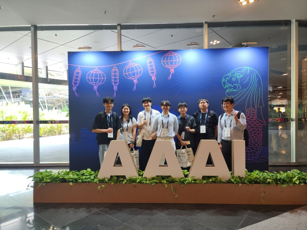 인공지능 학술대회인 AAAI 2026에서 학생논문을 발표한 국립한밭대학교 컴퓨터공학과 학부생들과 이상금 지도교수(오른쪽 첫 번째)가 함께 기념촬영