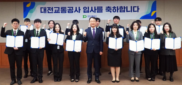 2일, 본사에서 신규직원 임용식을 개최하며, 공공교통 혁신과 조직 성장을 다짐하고 있다.(앞 줄 5번째 이광축 사장)