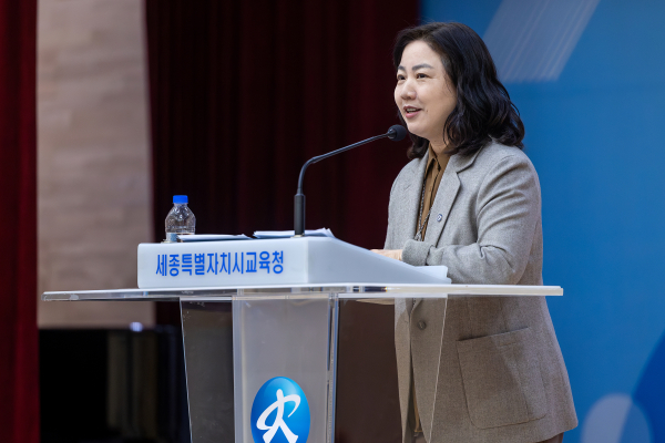 구연희 교육감 권한대행이 3일 소통･공감의 날 에서 당부 말을 하고 있다.