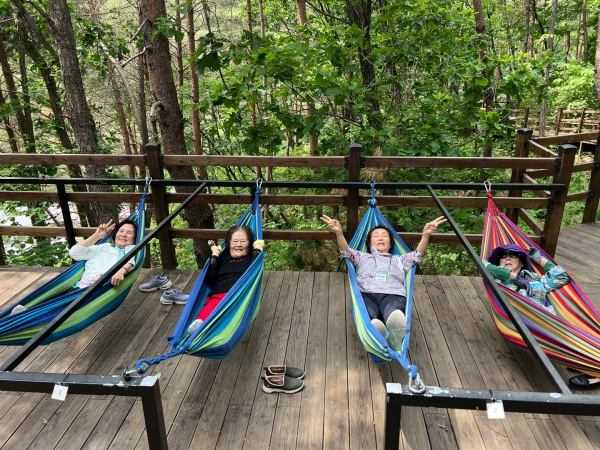 지난 여름 ‘백세치유’ 프로그램에 참여하신 어르신들이 국립양평치유의숲에서 해먹 체험 및 휴식을 하고 있다.