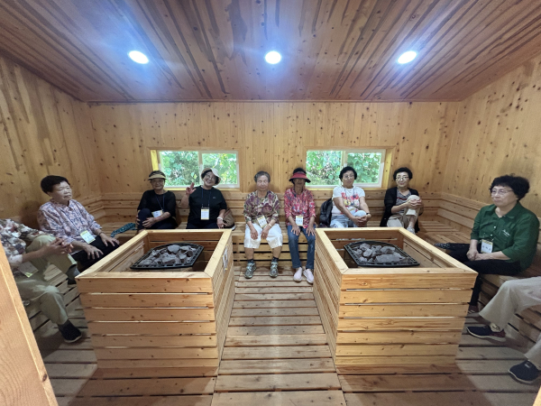 지난 봄 ‘백세치유’ 프로그램에 참여하신 어르신들이 핀란드식 건식 사우나실에서 온열치유 체험을 하며 휴식을 하고 있다.