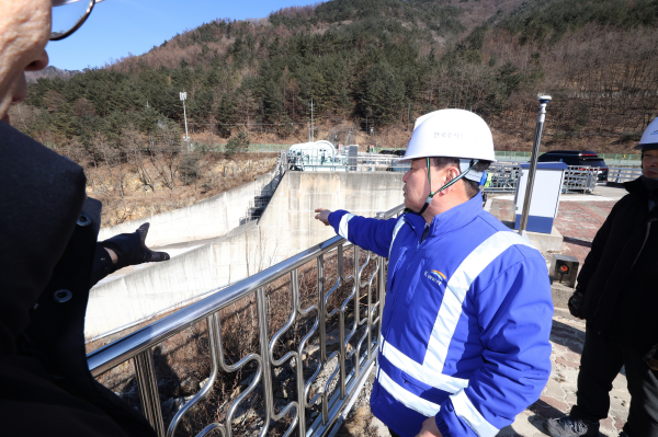 지난 1월 30일, 윤석대 한국수자원공사 사장(사진 오른쪽)이 강원 삼척 광동댐 댐마루에서 저수 상황 등을 점검하고 있다.
