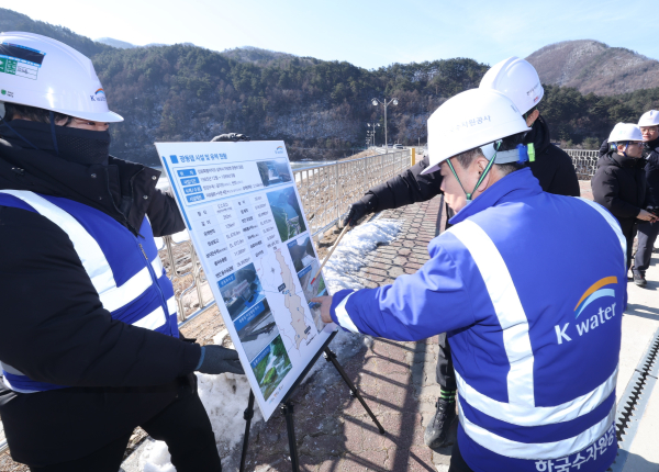 지난 1월 30일, 윤석대 한국수자원공사 사장(사진 앞줄 오른쪽)이 강원 삼척 광동댐 댐마루에서 저수 상황 등을 점검하고 있다.
