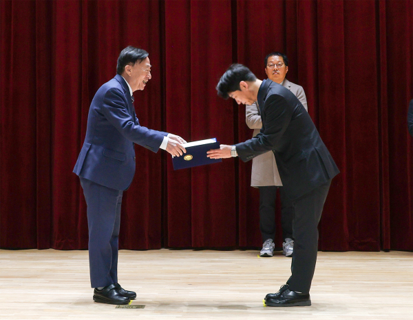 적극행정 공무원 시상식(최우수상 수상자- 대전시의회 교육전문위원실 김명진 주무관)