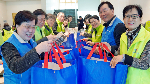 설명절 맞이 음식 꾸러미 전달 행사 모습