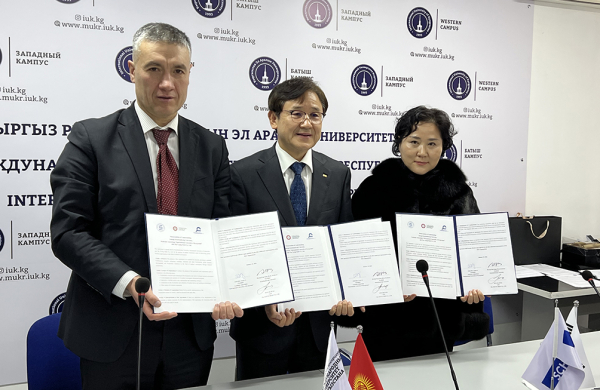 업무협약 체결.(사진 왼쪽부터 키르기스스탄국제대 아이다랄리에프 아르센 아슐베코비치 총장, 순천향대 송병국 총장, 더영메디 주식회사 정혜임 대표)
