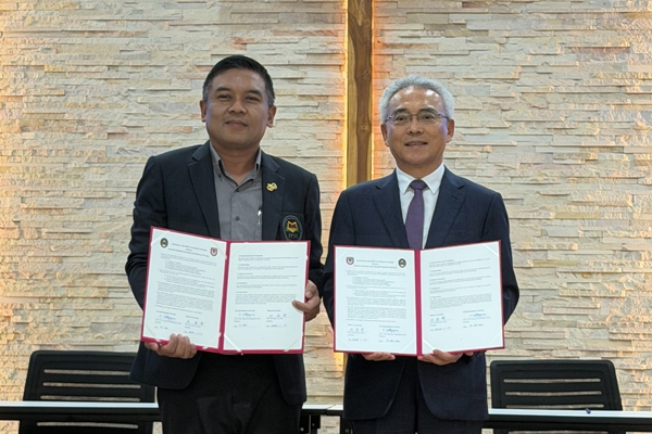 (오른쪽부터) 목원대 이희학 총장, 우따라딧라차팟대 타나펀 한국어학과장