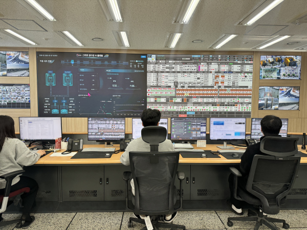 한국수자원공사 관계자들이 화성 AI 정수장 상황실에서 정수장 운영현황을 살펴보고 있다. (2026년 2월 2일)