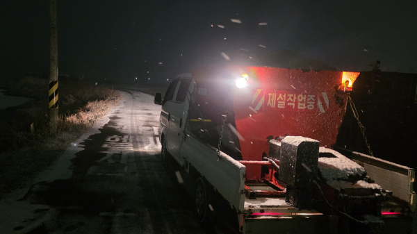 지난 2일, 오전 4시경 진행된 도로 제설 작업 모습