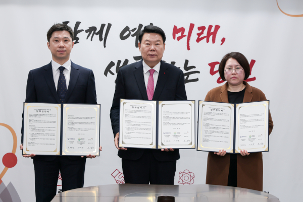 업무협약식 체결 (왼쪽부터 정형준 당진9988병원 대표원장, 오성환 당진시장, 이진엽 당진솔담요양병원 이사장)