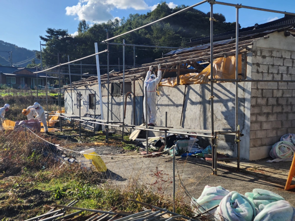 지난해 슬레이트 처리 지원 사업으로 슬레이트를 철거하고 있는 모습